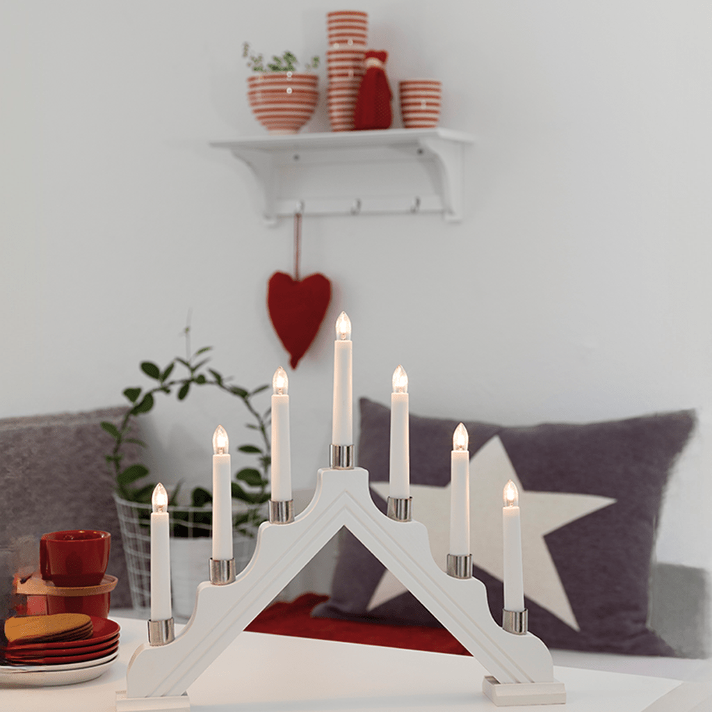 Edler Holzleuchter mit Metalldekorringen in weiß und 7 Topkerzen - WeihnachtsladenKonstsmide