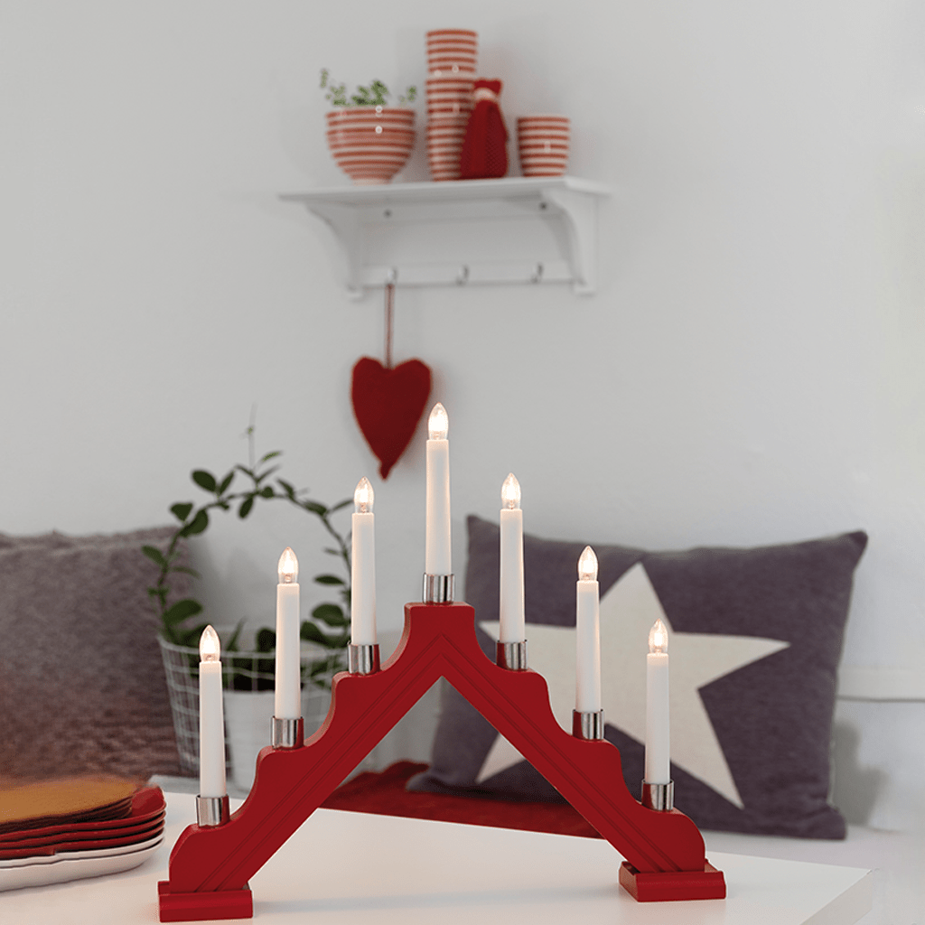 Holzleuchter mit Metalldekorringen in Rot und 7 Topkerzen - WeihnachtsladenKonstsmide