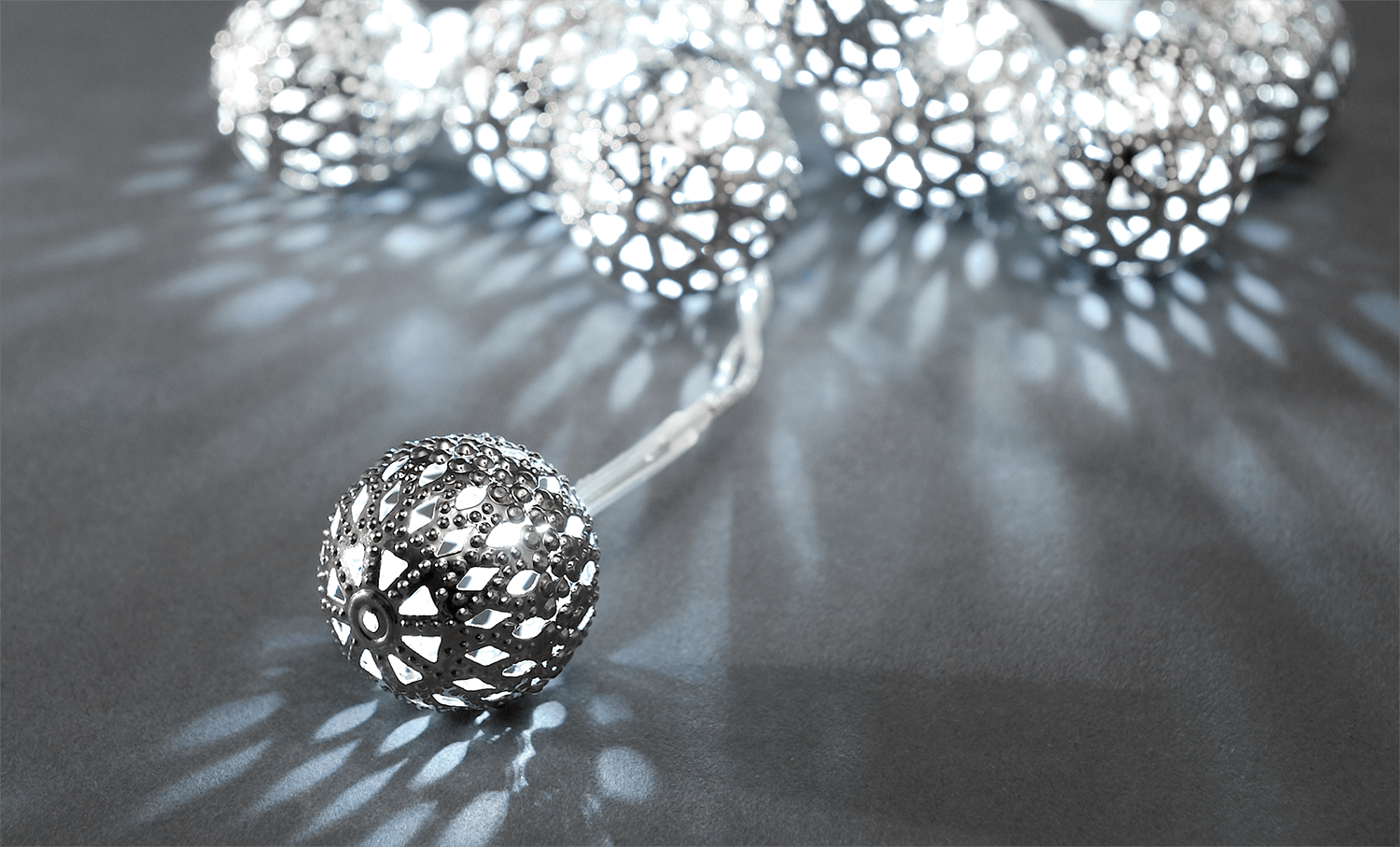 LED - Dekokette mit Metallbällen - WeihnachtsladenKonstsmide