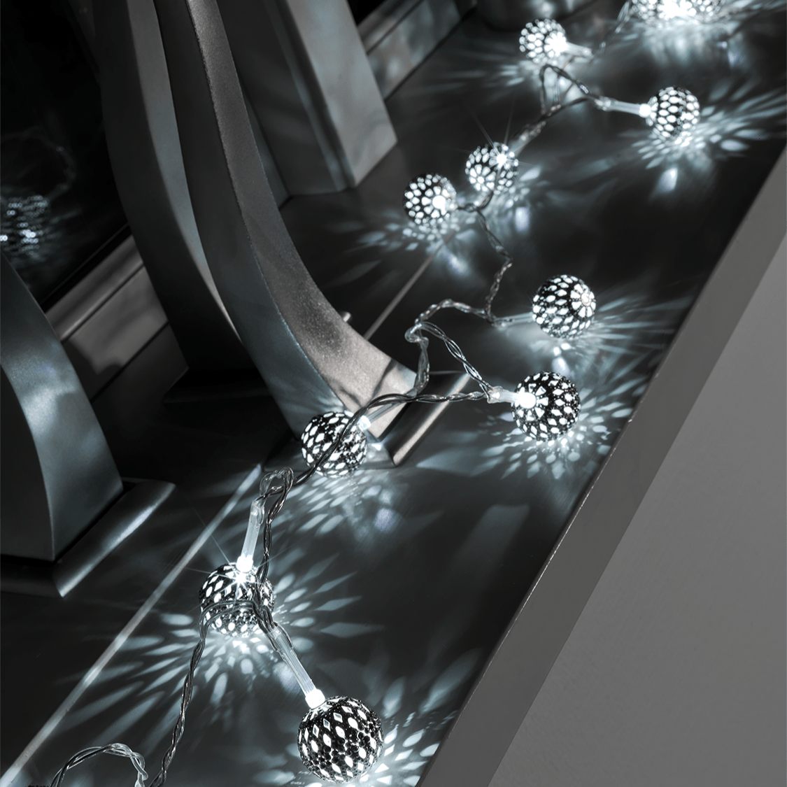 LED - Dekokette mit Metallbällen - WeihnachtsladenKonstsmide