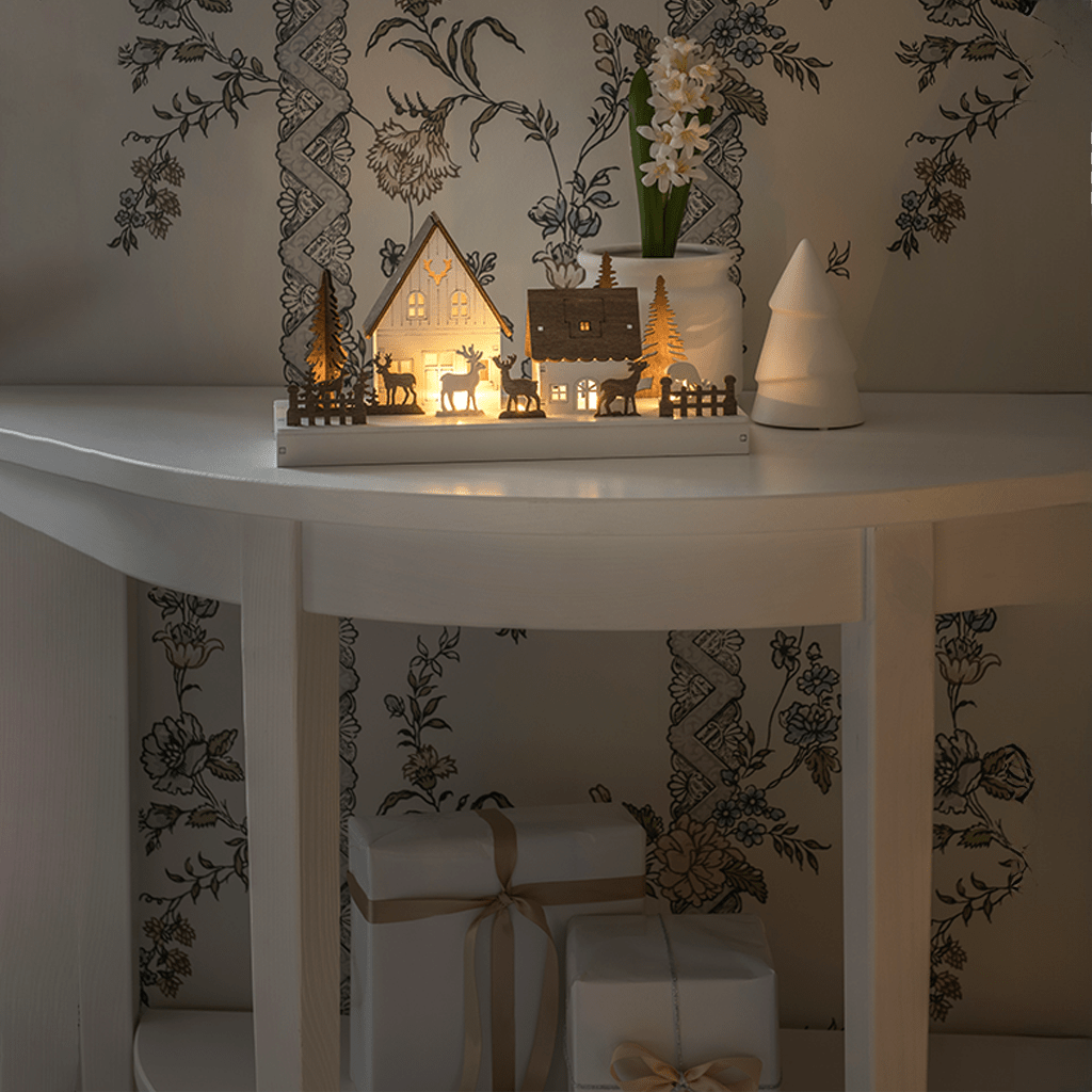 LED Holzsilhouette 'Waldhäuser mit Rentieren' - WeihnachtsladenKonstsmide